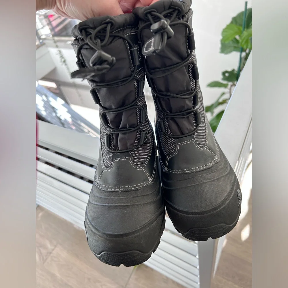The North Face Alpenglow IV Youth Size 5 Winter Snow Boots